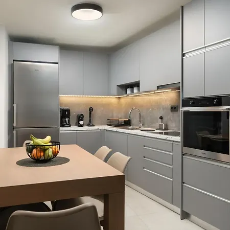 2 Bd Downtown With Private Parking 400 Meters Walk To The