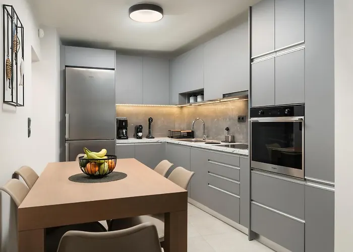 2 Bd Downtown With Private Parking 400 Meters Walk To The