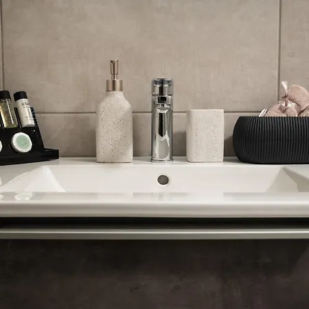 Будинок відпочинку 2 Bd Downtown With Private Parking 400 Meters Walk To The *