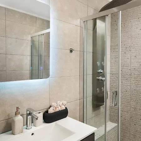 Дом отдыха 2 Bd Downtown With Private Parking 400 Meters Walk To The