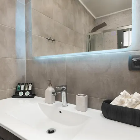 2 Bd Downtown With Private Parking 400 Meters Walk To The Hébergement de vacances La Canée