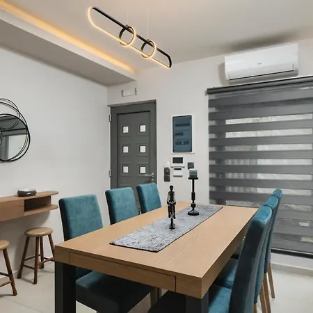 2 Bd Downtown With Private Parking 400 Meters Walk To The *