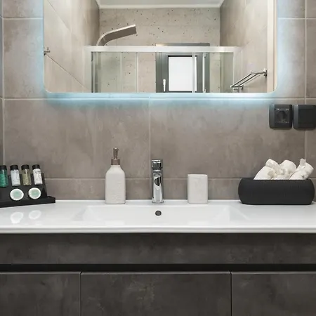 2 Bd Downtown With Private Parking 400 Meters Walk To The *