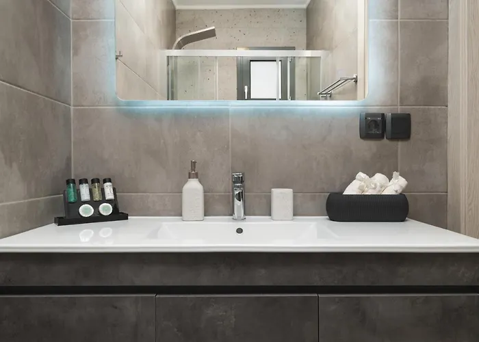 2 Bd Downtown With Private Parking 400 Meters Walk To The *